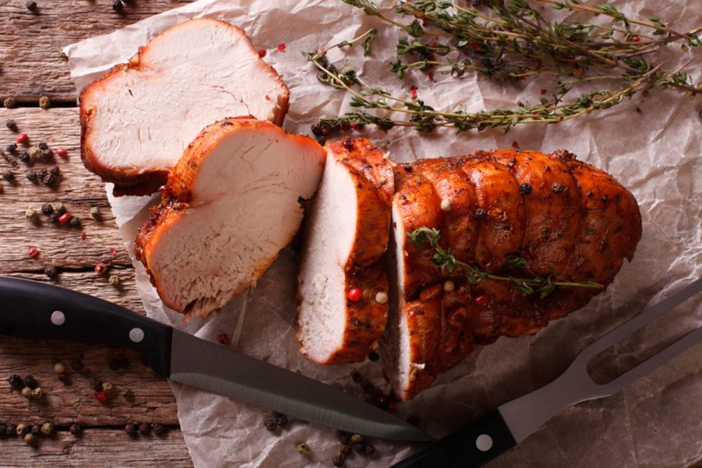 Gà tây không da là một trong những loại thịt nạc nhất, giàu protein và selen, khoáng chất mạnh có thể chống lại các gốc tự do trước khi chúng tấn công các tế bào và có khả năng gây ung thư. Các nghiên cứu đã chỉ ra selen có thể làm giảm nguy cơ ung thư tuyến tiền liệt và giảm 50% nguy cơ ung thư thực quản và dạ dày.