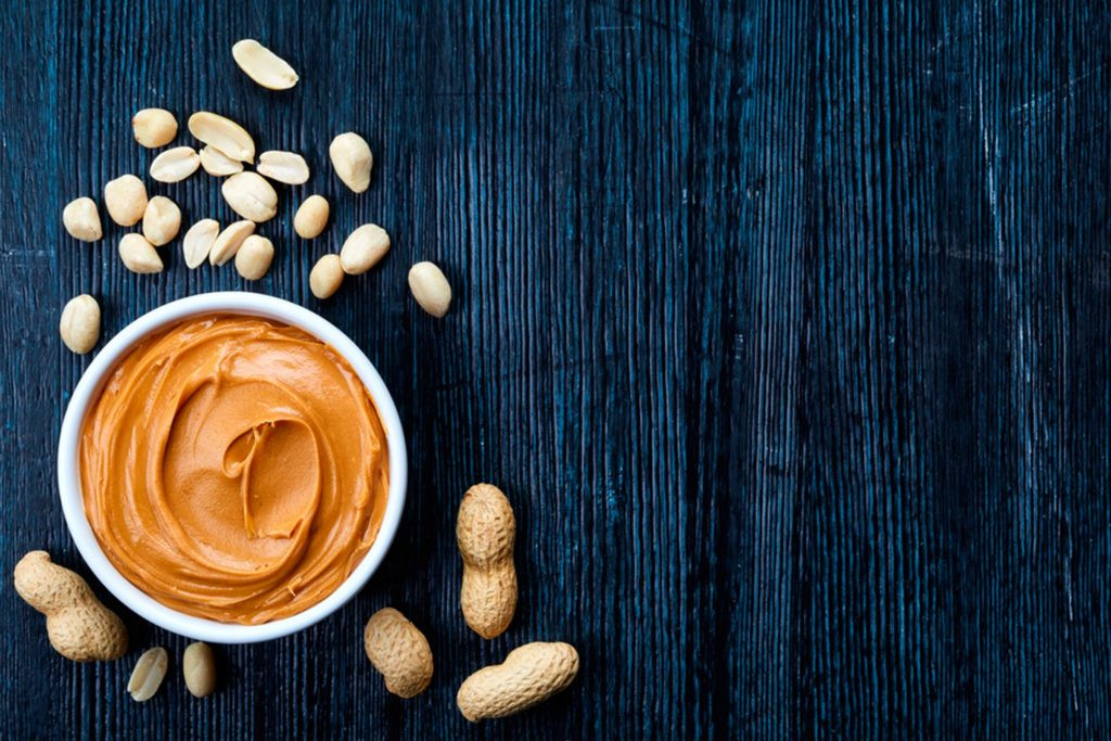 Bơ đậu phộng: Nếu đấng mày râu muốn có một trái tim khỏe mạnh, hãy nướng bánh mì với bơ đậu phộng để ăn sáng.