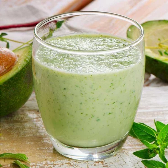  4. Đồ uống: Nếu những món ăn làm bạn chán ngấy thì hãy thay thế, xen kẽ bằng 2 loại đồ uống siêu ngon sau: - Sinh tố bạc hà chính là thứ bạn đang tìm kiếm. Xay nhuyễn 1 quả chuối chín + nửa quả bơ + 5 lá bạc hà + sữa 250ml sữa tươi + đá viên + thêm sữa đặc nếu muốn uống ngọt, đổ ra ly thưởng thức. Quả bơ chứa lượng axit béo không bão hòa cùng nhiều vitamin A, C, E thúc đẩy việc tiết ra nội tiết tố nữ cũng như ngăn chặn sự biến dạng của ngực, giúp tăng size “núi đôi” rất hiệu quả. Nếu kiên trì dùng sinh tố này 2 – 3 lần/tuần, liên tục trong 1 tháng, bạn sẽ thấy khuôn ngực căng tròn, gợi cảm.