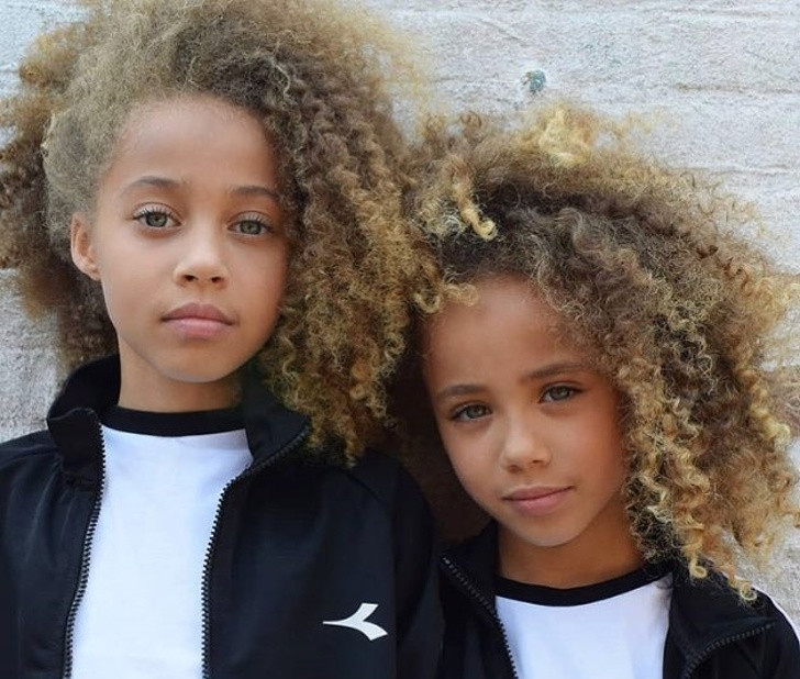 Chị em là phải giống nhau đến từng lọn tóc.