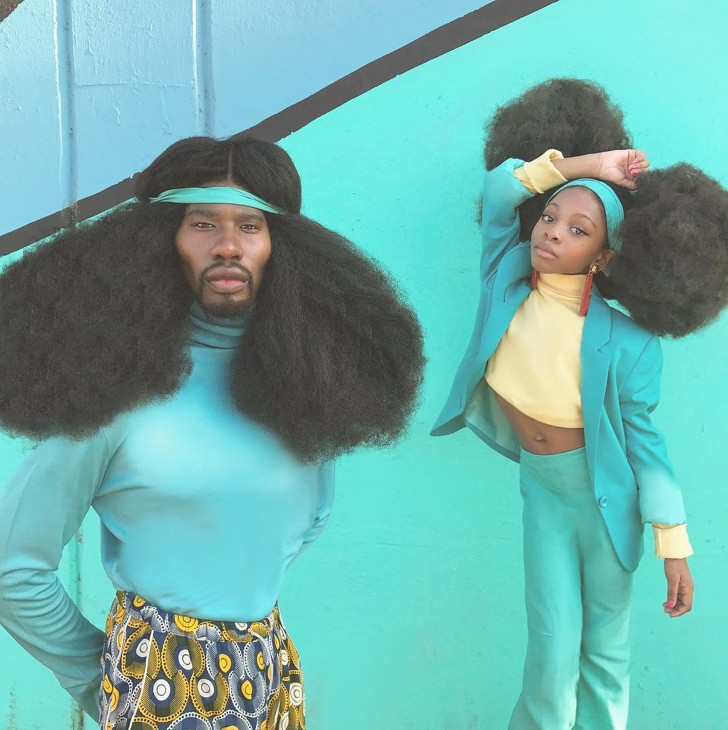 Hai cha con có mái tóc y hệt nhau.