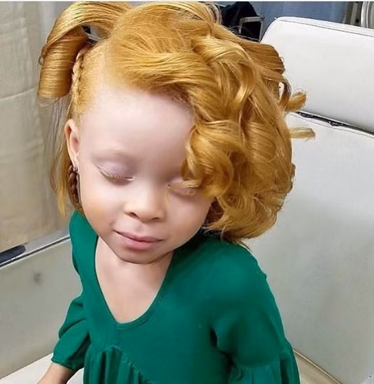 Cô bé có mái tóc vàng xoăn lọn quyến rũ.