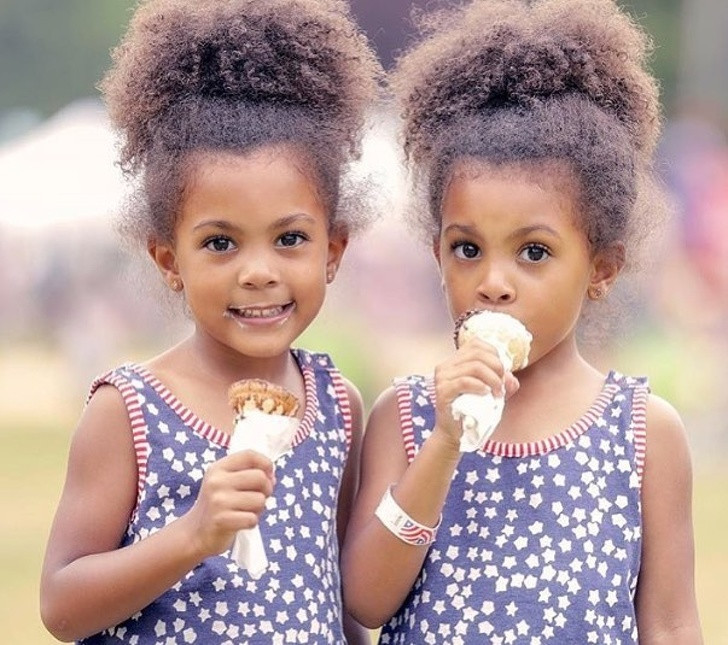 Hai chị em sinh đôi giống nhau từ khuôn mặt tới mái tóc.