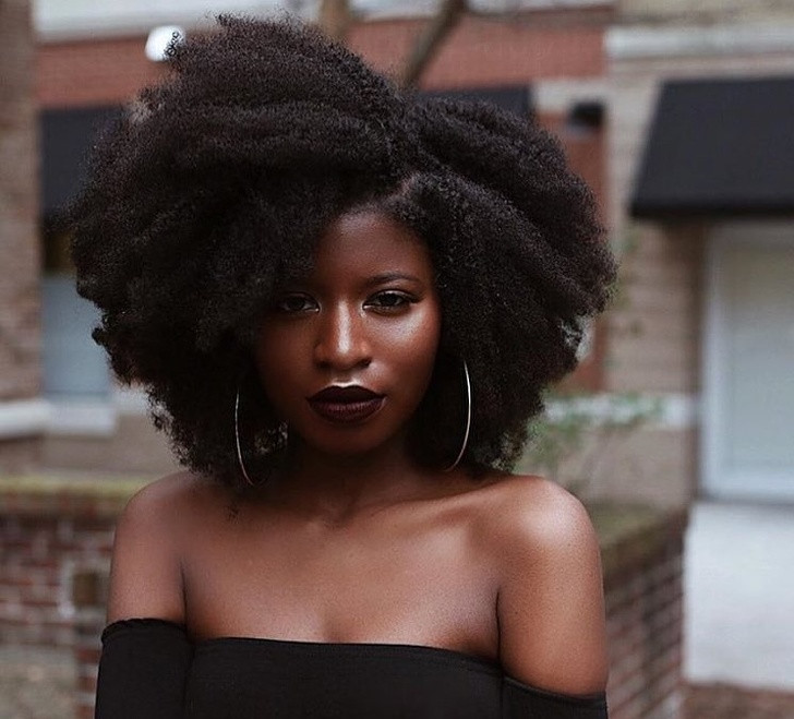 Bạn có biết chuyên gia nào đã làm kiểu tóc bồng bềnh này cho cô ấy? Câu trả lời đó chính là "Mẹ Thiên nhiên".