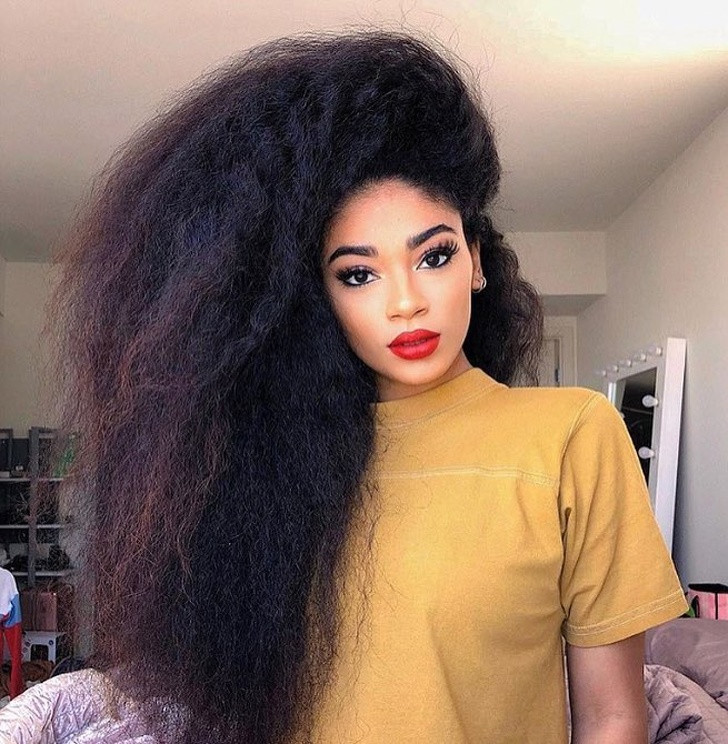 Không hề dùng máy móc hay tạo kiểu gì mà mái tóc của cô ấy bồng bềnh đến ngạc nhiên.