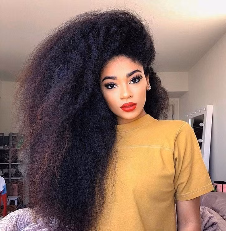 Không hề dùng máy móc hay tạo kiểu gì mà mái tóc của cô ấy bồng bềnh đến ngạc nhiên.