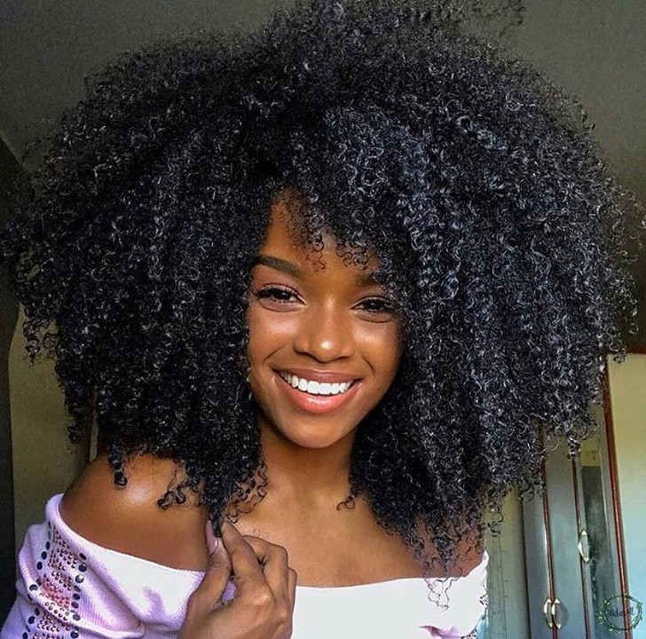 Bạn có mong muốn được sở hữu mái tóc xoăn bồng bềnh "trời phú" như cô ấy.