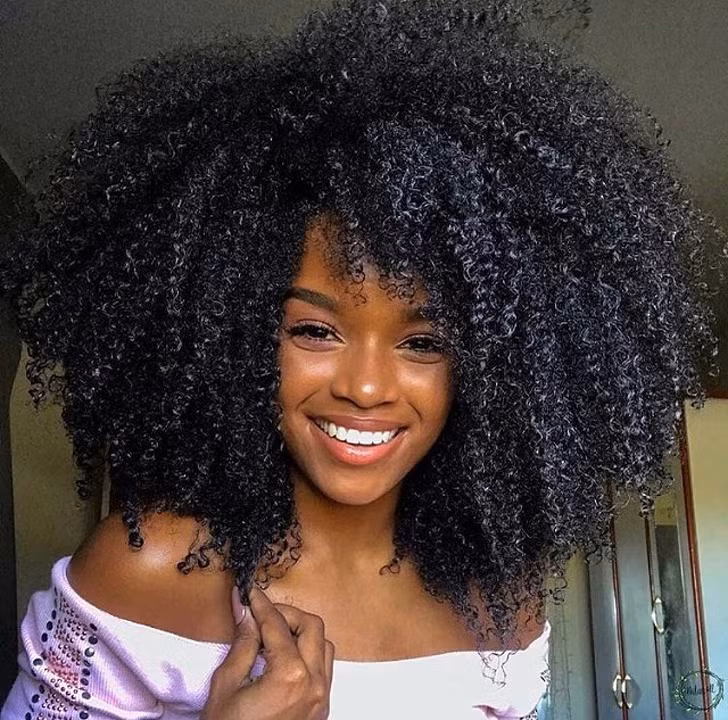 Bạn có mong muốn được sở hữu mái tóc xoăn bồng bềnh "trời phú" như cô ấy.