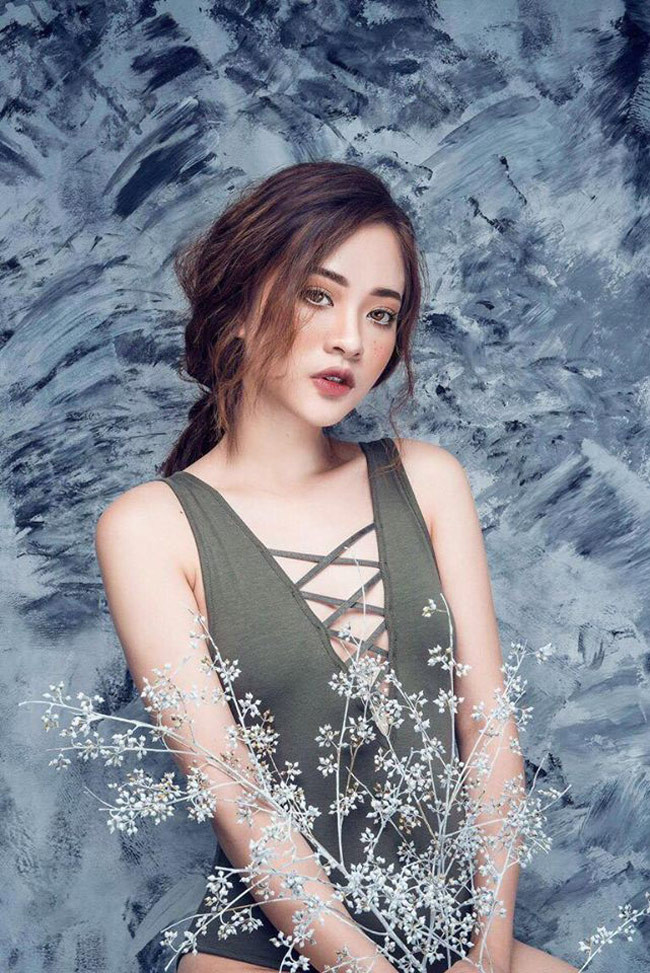 Thế nhưng, khi scandal diễn ra với Trâm Anh, cô nàng không lên tiếng bênh vực, ngược lại, "bóc mẽ" Trâm Anh sống không ra gì.