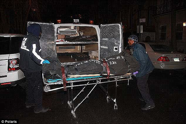 Thi thể vị tỷ phú 70 tuổi được đưa đi khám nghiệm.