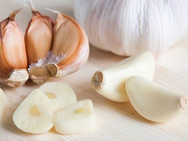 Không nên ăn tỏi khi đang bị tiêu chảy. Ăn tỏi sống khi tiêu chảy dễ làm tổn thương niêm mạc đường ruột, xung huyết, quá trình tiêu hóa và phân giải các chất tắc nghẽn, bạn càng đau bụng và đi tiêu nhiều hơn.