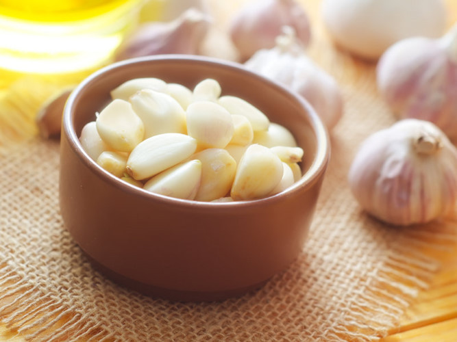 Những người thị lực yếu cũng được khuyên không nên ăn tỏi vì trong tỏi có thành phần gây kích thích màng nhầy và mô kết mạc của mắt.