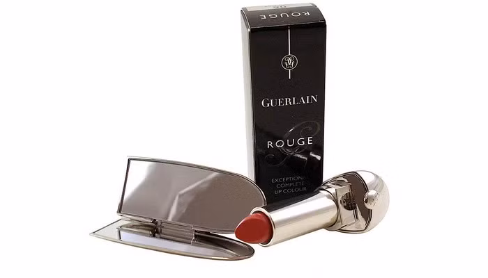 5. Guerlain Rouge G Jewel Lipstick Compact - giá: 55 USD (tương đương hơn 1 triệu đồng). Thỏi son này chứa thành phần là bột ruby khiến giá của nó trở nên đắt đỏ.
