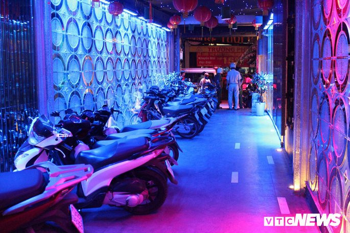 Canh sat ap vao quan bar o TP.HCM, phat hien hang chuc dan choi ma tuy