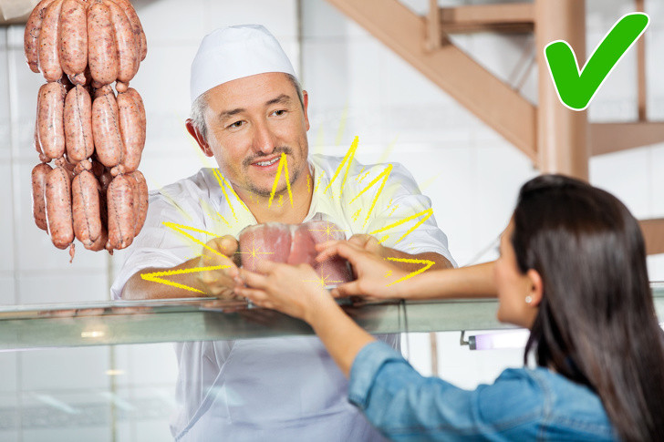 Tạo mối quan hệ với người bán thịt: Nếu thường xuyên mua thịt, chị em nên mua một chỗ để tạo thành mối thân quen với người bán thịt. Nhờ vậy, họ sẽ cởi mở, chia sẻ nhiều lời khuyên hữu ích khi đi mua thịt. Ảnh: BS.