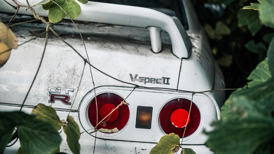 Nhưng anh bất ngờ phát hiện một màu trắng ẩn sau những cây dây leo. Jack Rix đến gần và gạt lá cây sang một bên để lộ ra một chiếc Nissan R32 GT-R V-spec II. Đây không phải biến thể có giá trị nhất, nhưng một chiếc như này có giá bán 40.100 USD. Có giá trị lớn, nhưng chiếc Nissan R32 GT-R V-spec II này đang để mặc cho cây cỏ "nuốt chửng".