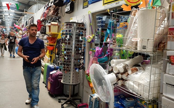 Trung tâm chủ yếu bán buôn với đủ các mặt hàng từ dệt may, giầy dép, mỹ phẩm, đồ thủ công mỹ nghệ, hoa giả, trang trí nội thất..