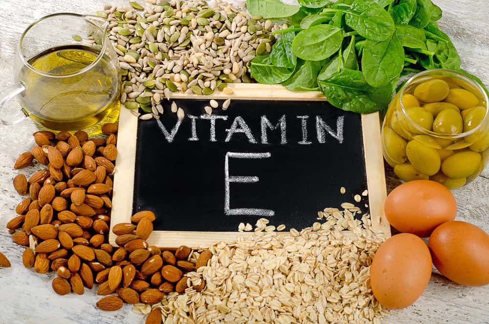 Vitamin E cải thiện lưu thông máu giúp nang tóc hoạt động hiệu quả và do đó thúc đẩy sự phát triển của tóc. Một trong những nguồn vitamin E tốt nhất là hạnh nhân và dầu hạnh nhân.