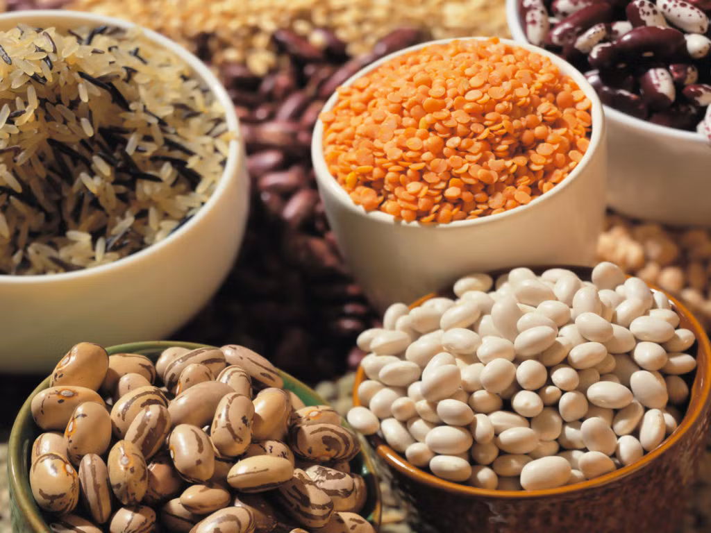 Vitamin B thúc đẩy sản xuất các tế bào máu đỏ, do đó mang oxy và chất dinh dưỡng đến nang và da đầu, giúp tăng trưởng tóc. Thực phẩm giàu vitamin B6 và vitamin B12 là cá hồi hoang dã, động vật có vỏ, đậu lăng, chuối...