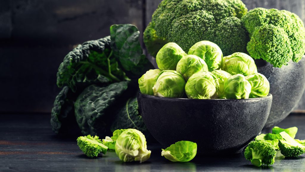 Thực phẩm giàu sunphua như thịt, trứng, đậu, hành tây, cải xoăn, măng tây...cũng rất tốt cho sự phát triển của mái tóc.