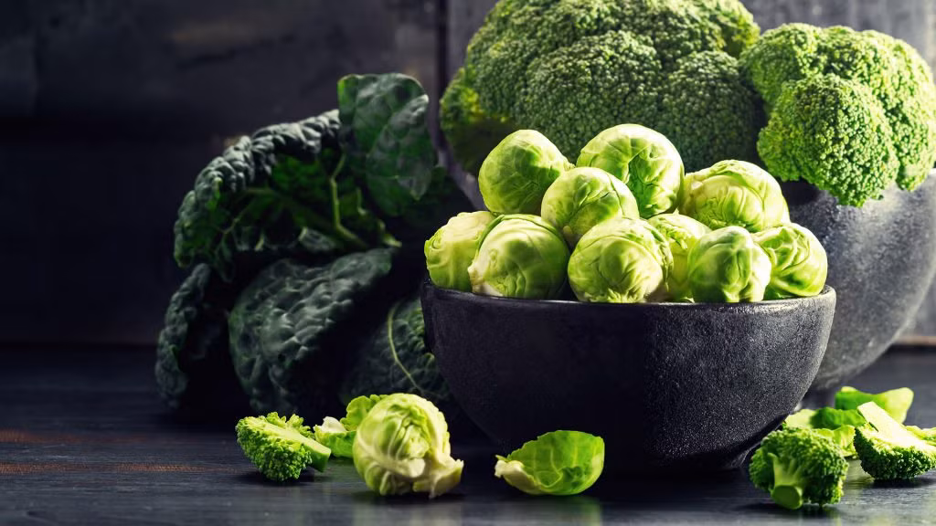 Thực phẩm giàu sunphua như thịt, trứng, đậu, hành tây, cải xoăn, măng tây...cũng rất tốt cho sự phát triển của mái tóc.