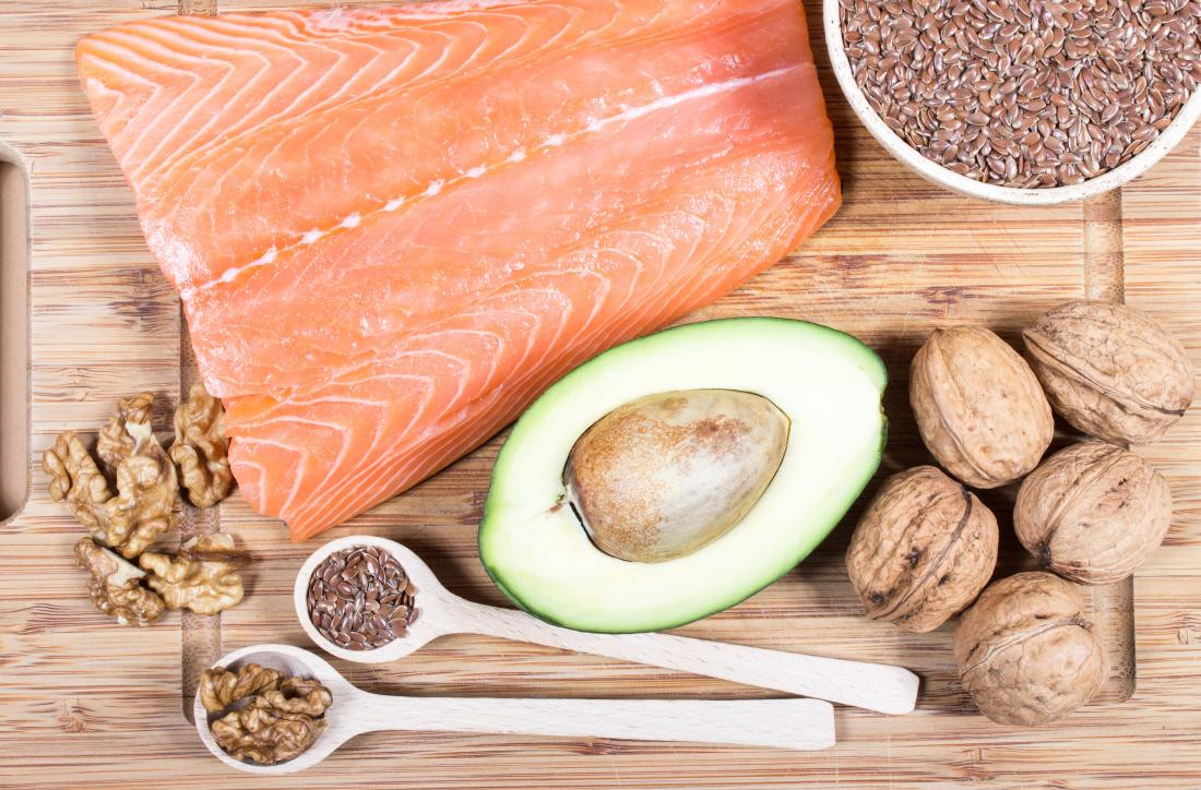 Thực phẩm giàu biotin giúp chuyển hóa các axit amin tạo ra keratin. Các nguồn biotin tốt nhất bao gồm đậu, quả hạch, súp lơ, ngũ cốc nguyên hạt, nấm, lòng đỏ trứng nấu chín.