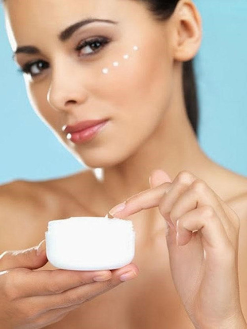  Bôi càng nhiều càng tốt?: Đây là một trong những sai lầm cực kỳ nghiêm trọng trong việc sử dụng kem dưỡng mắt mà nhiều người mắc phải. Kem dưỡng mắt có tính chuyên biệt cao hơn các loại kem dưỡng thông thường, nên nếu bạn xoa kem quá mạnh tay hoặc lượng kem quá nhiều có thể vô tình gây nên những vết thâm đen. Vì vậy, chỉ cần dùng đầu ngón tay thoa và vỗ nhẹ nhàng lên vùng da mắt, không kéo hoặc miết da dãn ra. Và liều lượng chỉ bằng 1 hạt đậu xanh là tốt nhất.