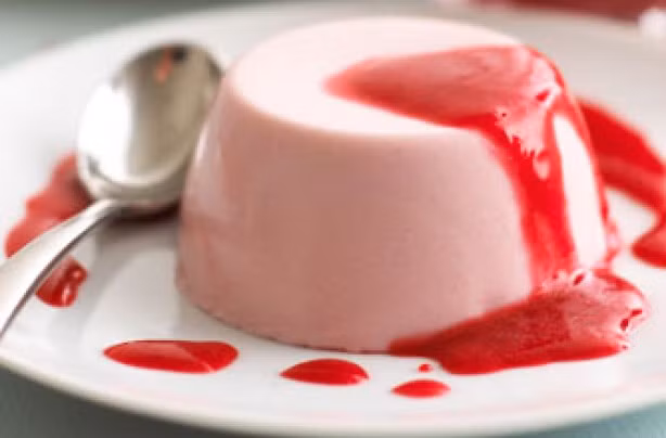 Bánh Panna Cotta xốt quả mâm xôi là món bánh Valentine ngọt ngào dành cho các cặp đôi.