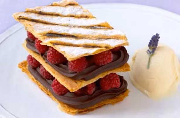 Món bánh socola mâm xôi xếp tầng độc đáo.