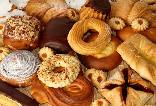 Nói không với sản phẩm bánh mì: Bánh mì chứa rất nhiều chất xơ thực phẩm cần thiết giúp rút cholesterol và axit mật ra khỏi cơ thể bạn. Bánh mì cũng góp phần vào hoạt động thích hợp của hệ tiêu hóa. Ăn 200g bánh mì/ngày là đủ.