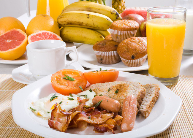 Ăn một bữa sáng lớn: Bữa sáng nhiều hay ít phụ thuộc vào từng nhu cầu cụ thể của cơ thể mỗi người. Thức ăn chỉ hữu ích khi bạn thực sự muốn ăn nó. Do vậy, bạn không cần quá tuân thủ nguyên tắc sống lành mạnh này.