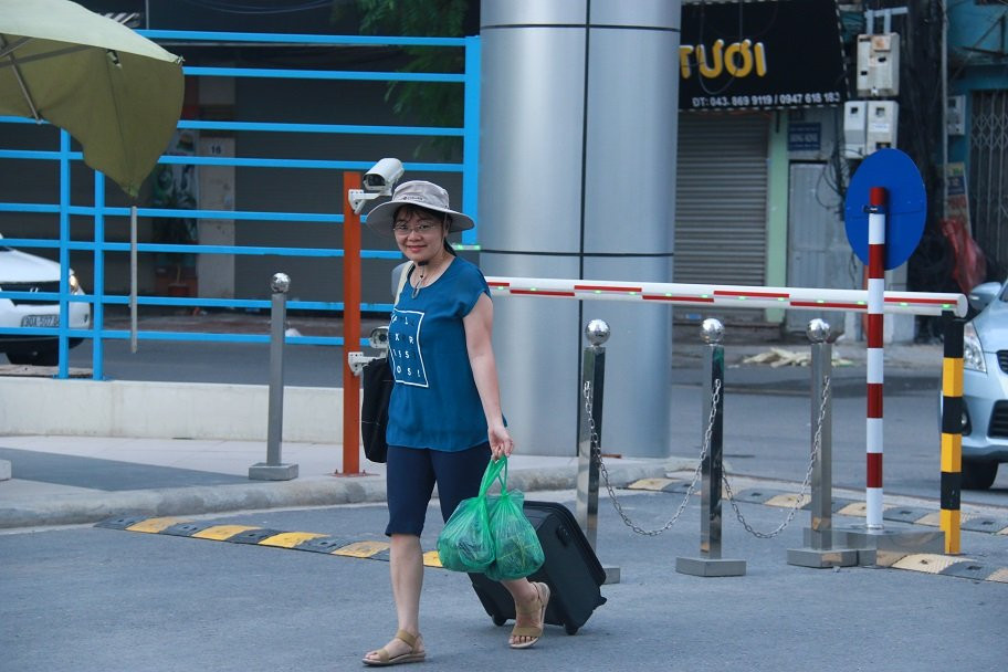 Nhiều giám thị cũng mang thêm chút đồ ăn để tiếp sức.