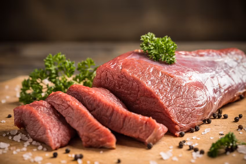 Thịt đỏ có khả năng khiến bạn bị bệnh, vi khuẩn có thể gây ra chuột rút, mất nước và suy thận. Ngoài ra, ăn nhiều thịt đỏ có thể làm cho mọi người dễ bị nhiễm khuẩn E.coli.