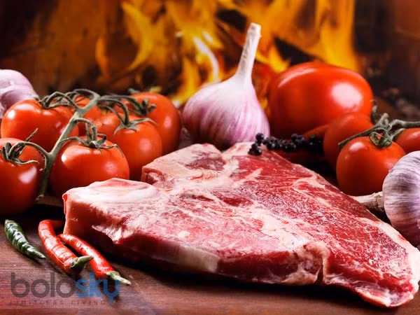 Một nghiên cứu mới chỉ ra rằng ăn nhiều hơn hai phần thịt đỏ mỗi tuần sẽ làm tăng nguy cơ lạc nội mạc tử cung ở phụ nữ lên tới 56%. Trong khi đó, nghiên cứu sâu hơn xác nhận rằng việc cắt giảm thịt đỏ làm giảm triệu chứng lạc nội mạc tử cung ở phụ nữ. Do vậy, chị em được khuyên nên tránh ăn quá nhiều thịt đỏ.