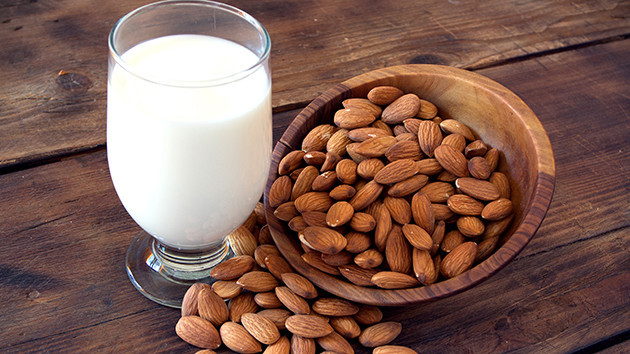 Hạnh nhân chứa rất nhiều chất béo lành mạnh, magiê, và chất xơ. Lợi ích sức khoẻ của hạnh nhân gồm hạ lượng đường trong máu, mức cholesterol và giảm huyết áp.