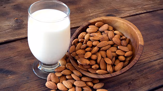 Hạnh nhân chứa rất nhiều chất béo lành mạnh, magiê, và chất xơ. Lợi ích sức khoẻ của hạnh nhân gồm hạ lượng đường trong máu, mức cholesterol và giảm huyết áp.