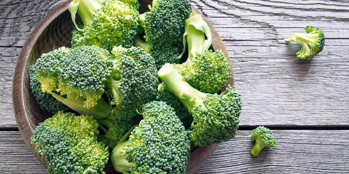 Bông cải xanh cũng là siêu thực phẩm phụ nữ nên ăn nhiều. Các hợp chất có trong bông cải xanh có thể giúp giảm viêm, giữ cấu trúc xương vững chắc, chống lại các bệnh về mắt, cải thiện sức khoẻ tim...