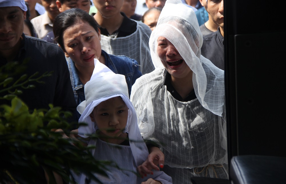 Phía ngoài xe, vợ con anh Hùng cùng những người họ hàng gần xa vẫn khóc với theo.