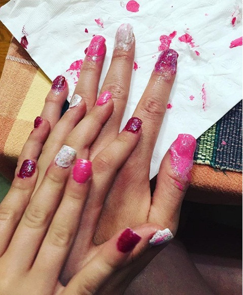 Thảm họa sơn móng tay.