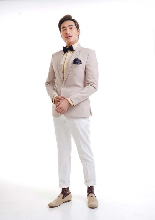 Nam diễn viên rất tự tin trong bộ vest màu nude khi tạo dáng trước ống kính.