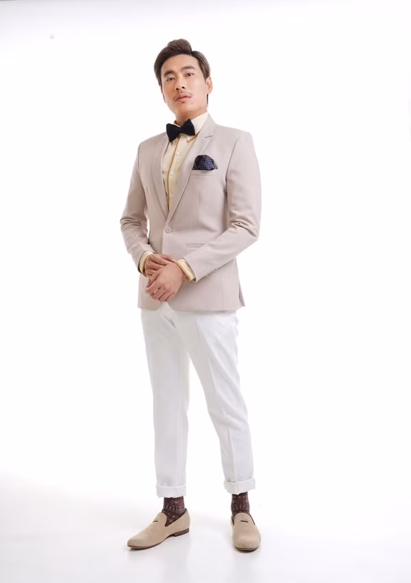 Nam diễn viên rất tự tin trong bộ vest màu nude khi tạo dáng trước ống kính.