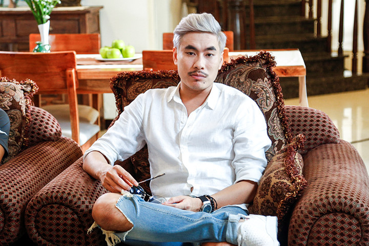 Anh mặc áo sơ mi trắng cũng rất bảnh bao. Ảnh: Internet.