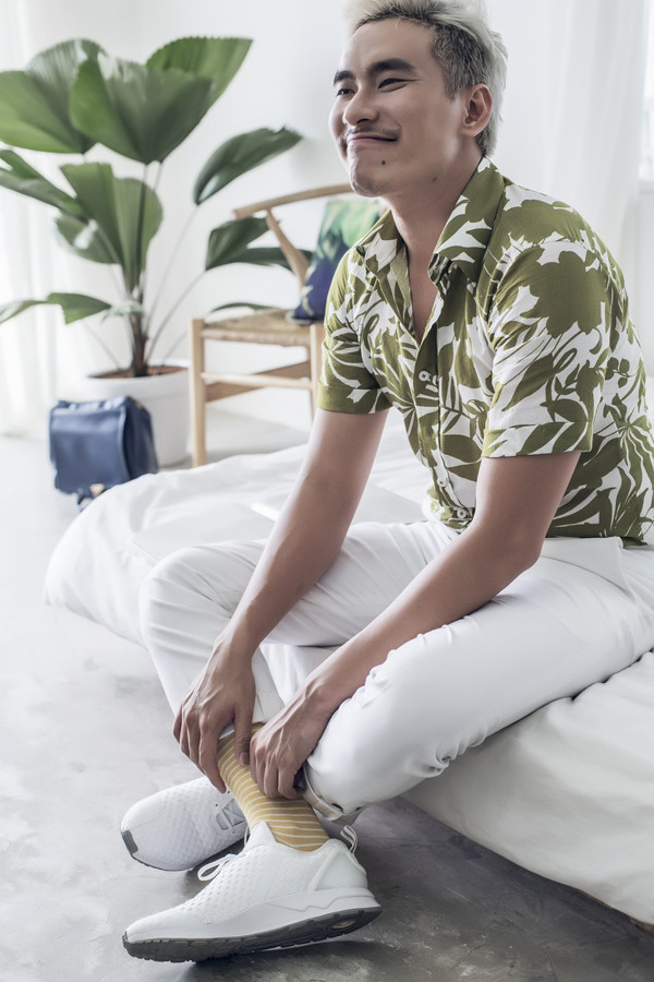 Áo sơ mi lá xanh phối với quần trắng cực nổi bật.