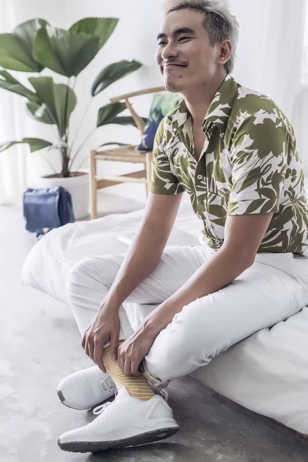 Áo sơ mi lá xanh phối với quần trắng cực nổi bật.