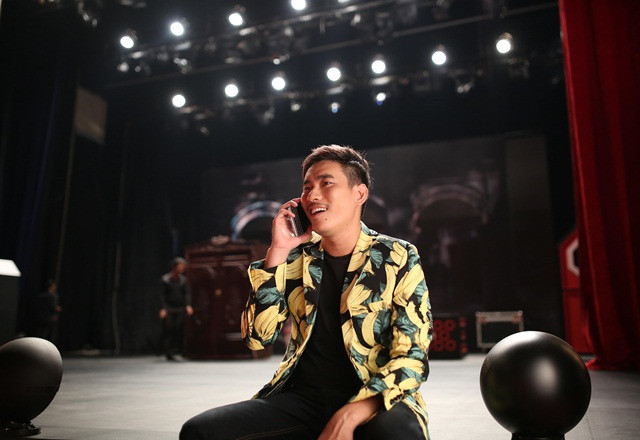 Ngoài phong cách lịch lãm, Kiều Minh Tuấn còn sở hữu những chiếc vest hoa quả cá tính.