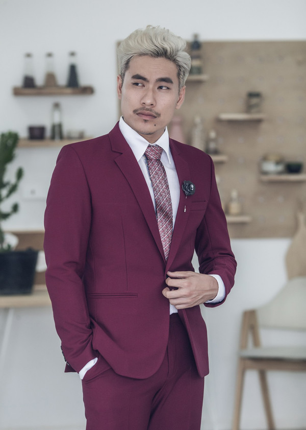 Nam diễn viên trông rất bảnh bao trong vest màu đỏ bọc đô.