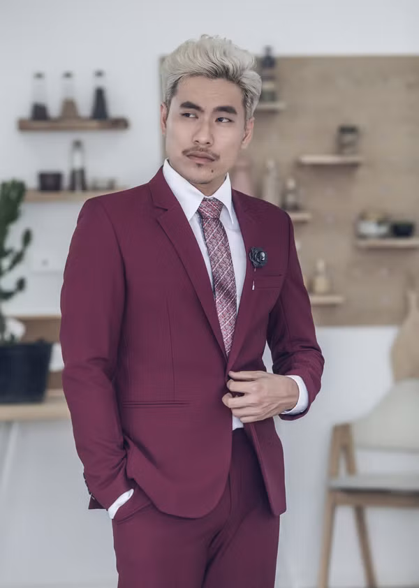 Nam diễn viên trông rất bảnh bao trong vest màu đỏ bọc đô.