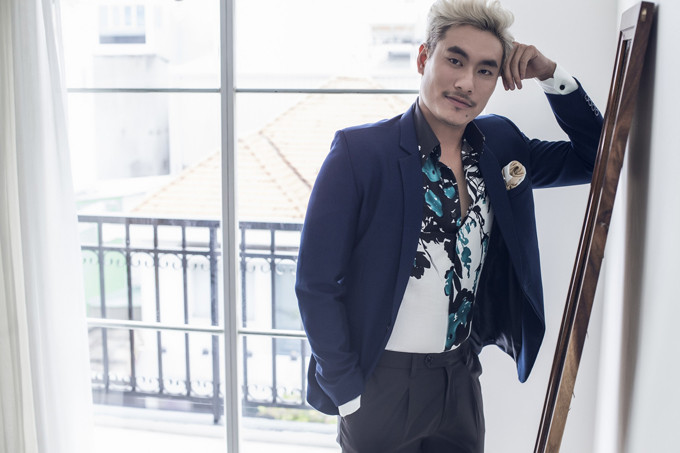 Anh chàng còn thường xuyên mặc vest màu xanh coban thời thượng.