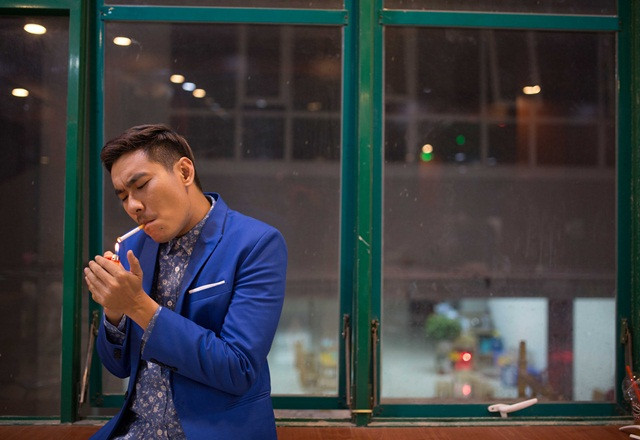 Kiều Minh Tuấn thêm chút cá tính với chiếc sơ mi sử dụng hoa văn cùng tông màu áo vest.