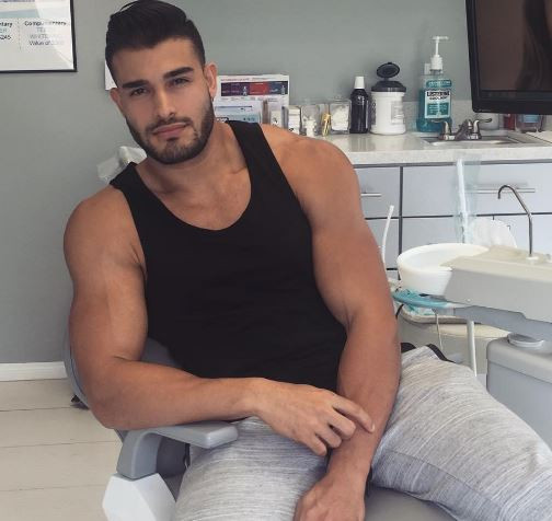 Đặc biệt vào năm đó, anh được mời đóng video ca nhạc Slumber Party của Britney Spears. Đây chính là cơ duyên giúp Sam và ngôi sao nhạc pop nảy nở mối tình lãng mạn.